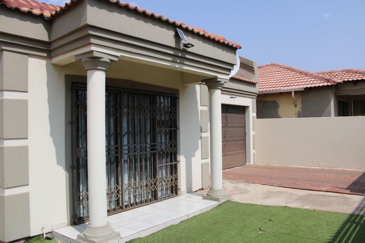 STUNNING FAMILY HOME: ITS A MUST SEE. - Photo 3