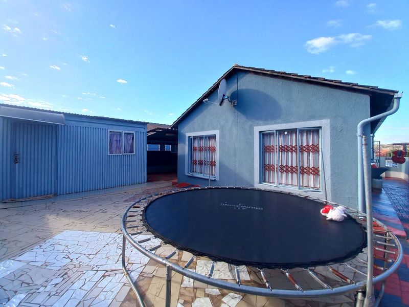 Three bedrooms house for sale in Elandspoort - Photo 4