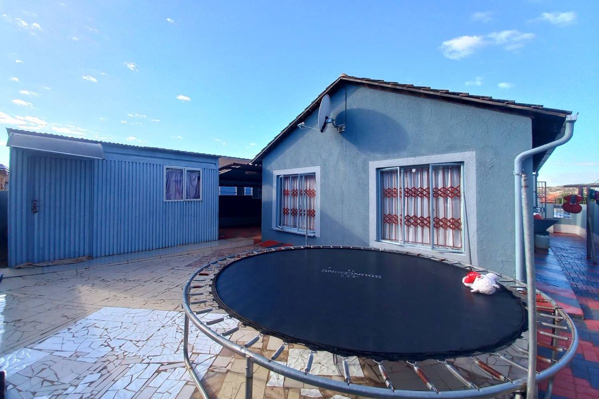 Three bedrooms house for sale in Elandspoort - Photo 4