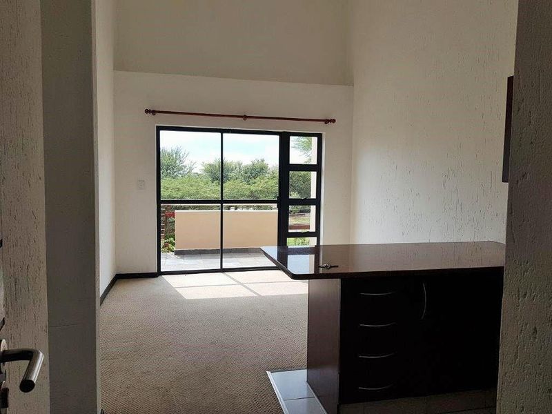 Sunny Double-Volume Apartment in a Prestigious Golf Estate - Photo 2