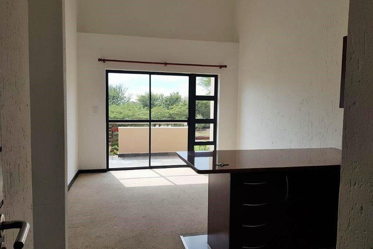 Sunny Double-Volume Apartment in a Prestigious Golf Estate - Photo 2