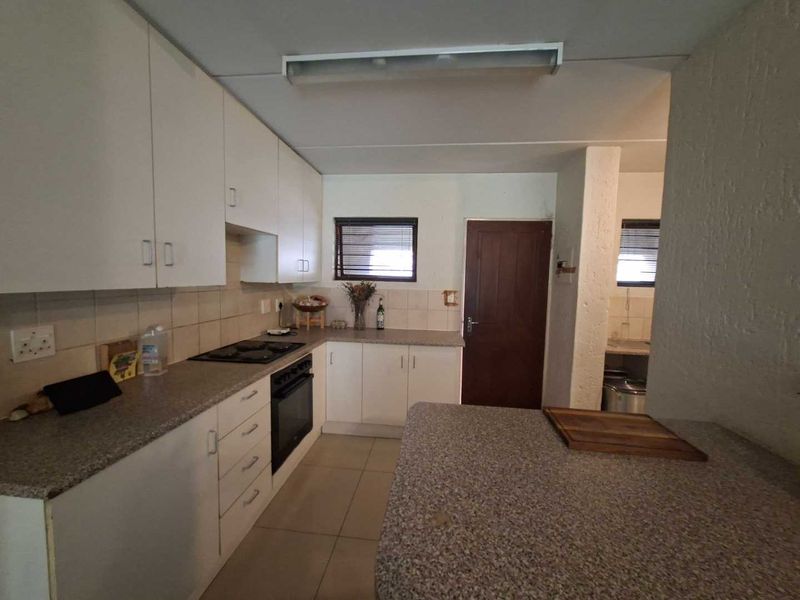Spacious Groundfloor 2 Bedroom Apartment in low density complex - Photo 7