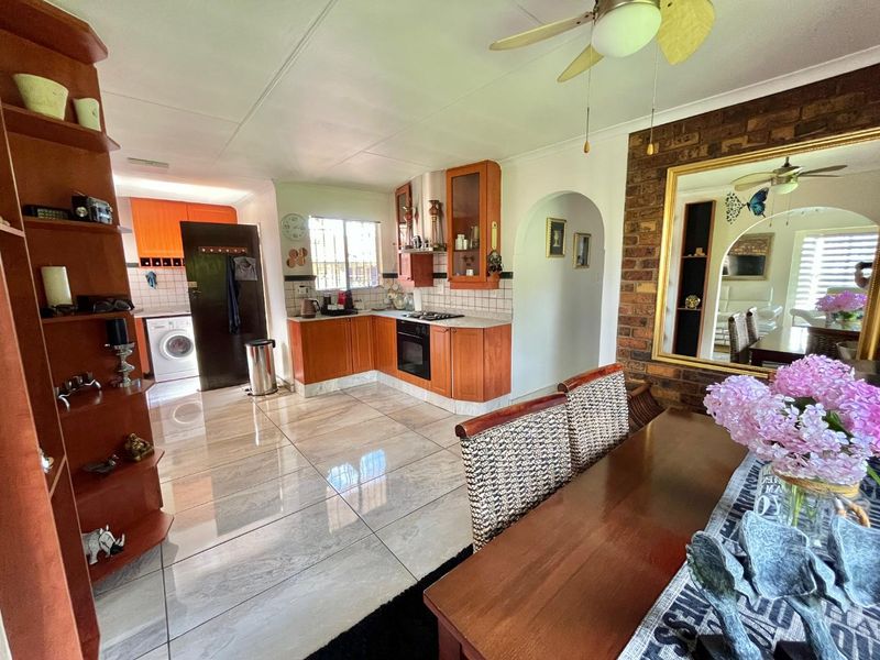 Chic Retreat: Ideal for  young Couples or Downsizers - Photo 4