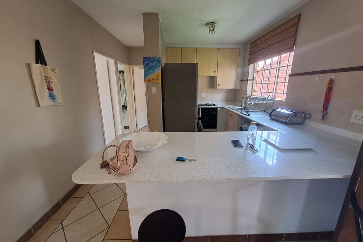 BEAUTIFUL GROUND FLOOR UNIT FOR SALE IN ECO PARK ESTATE! - Photo 2