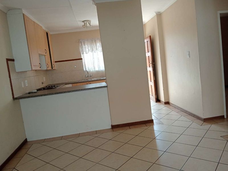 Spacious Top Unit To Rent. Available 1 July 2026 - Photo 8