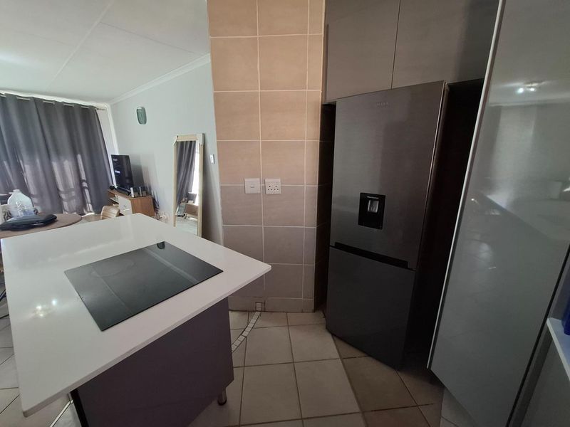 Move in ready 2 bedroom townhouse in secure complex - Photo 9