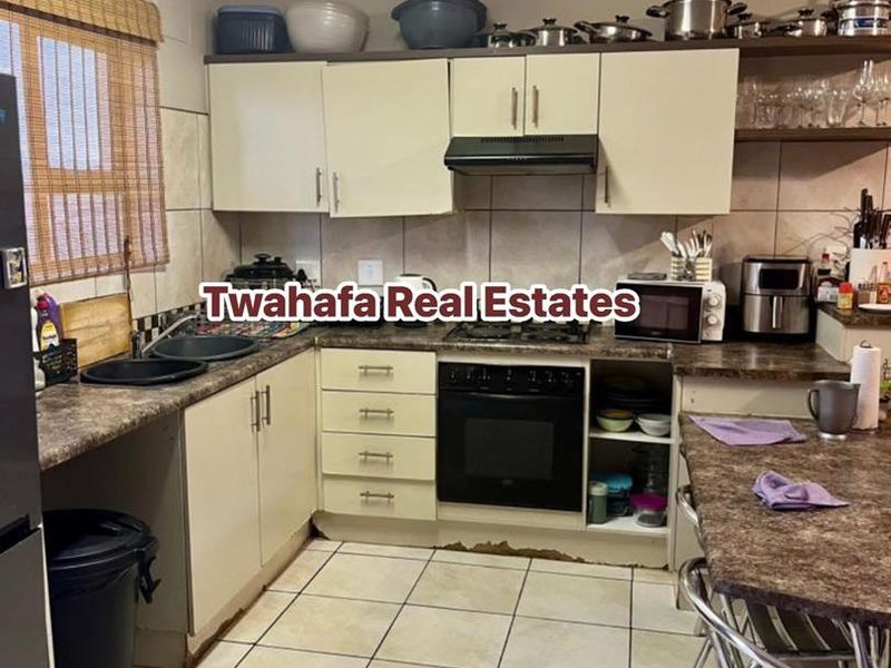 Spacious Townhouse - Photo 4