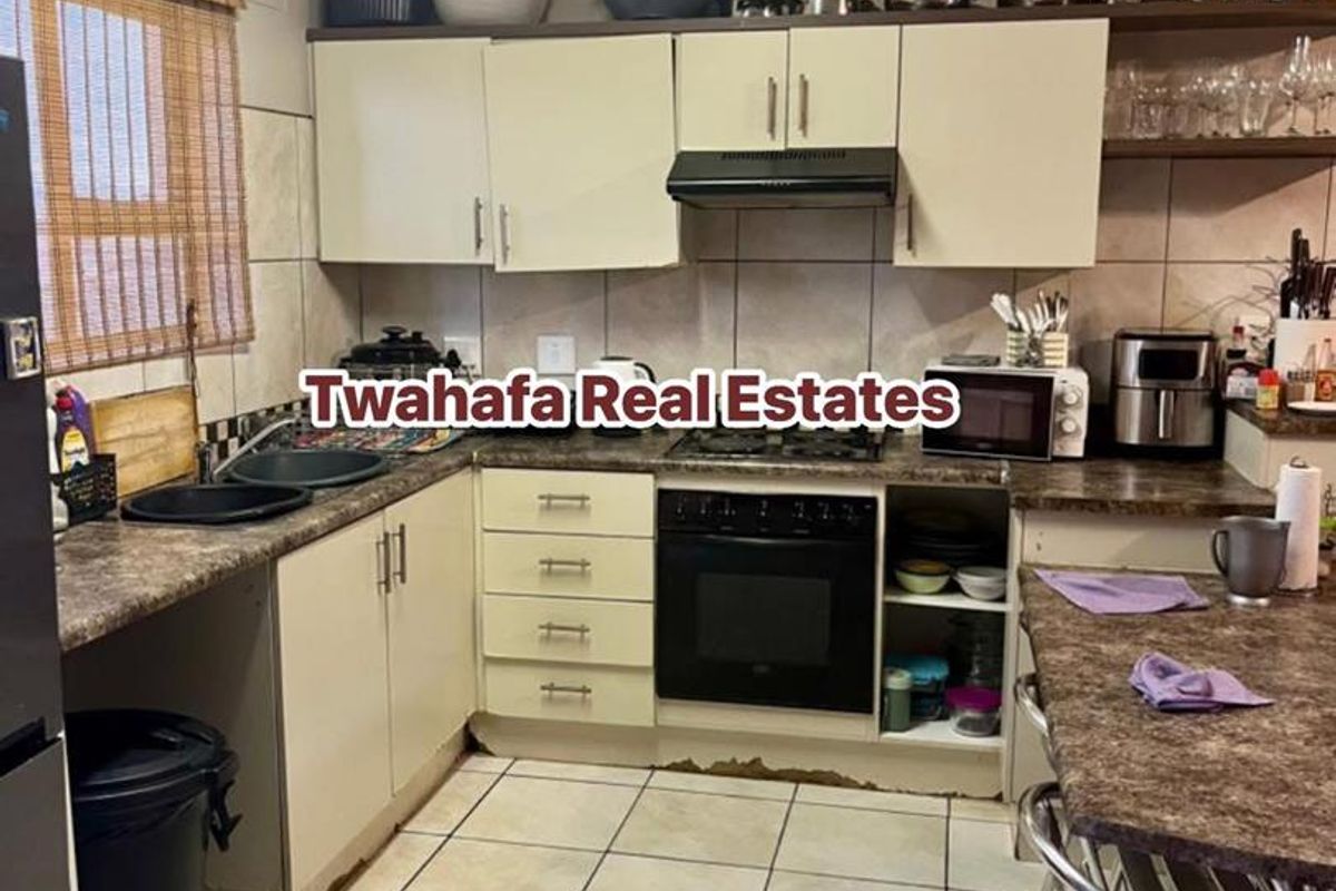 Spacious Townhouse - Photo 4