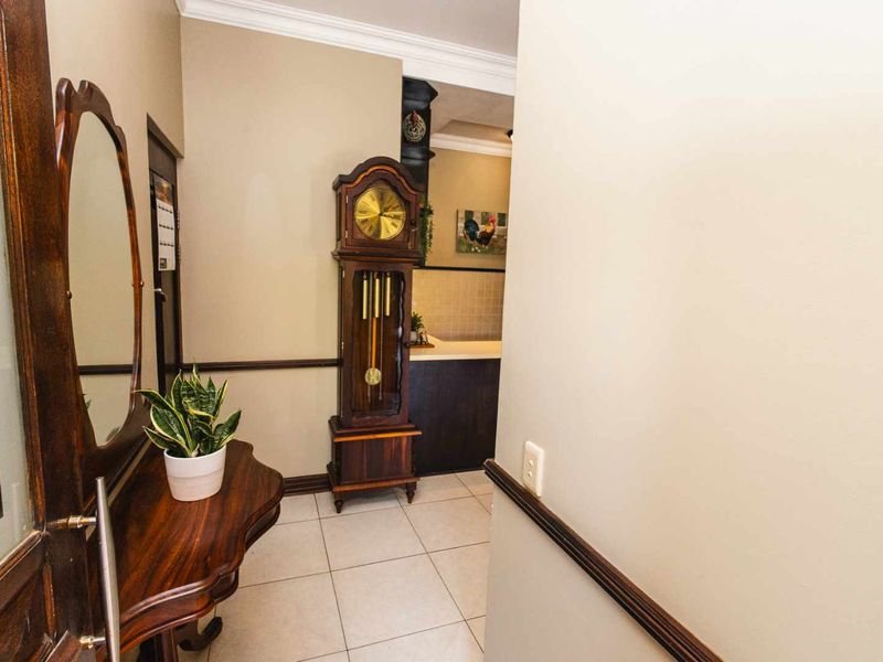 Beautiful upmarket home in exclusive retirement village in the North - Photo 2