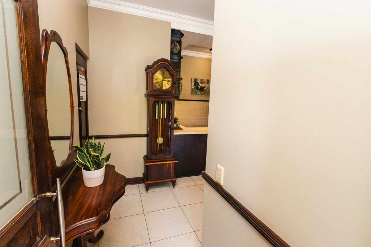 Beautiful upmarket home in exclusive retirement village in the North - Photo 2
