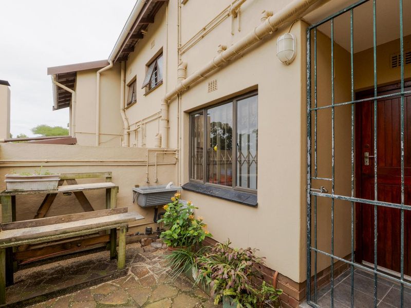 Family and pet friendly complex - Photo 5