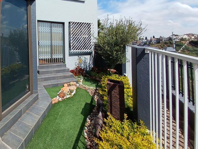 Modern 2-Bedroom Townhouse with Spectacular Views in Northcliff - Photo 1
