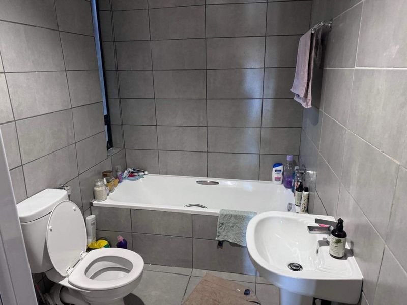 Modern Two Bedroom Apartment To Let - Photo 9