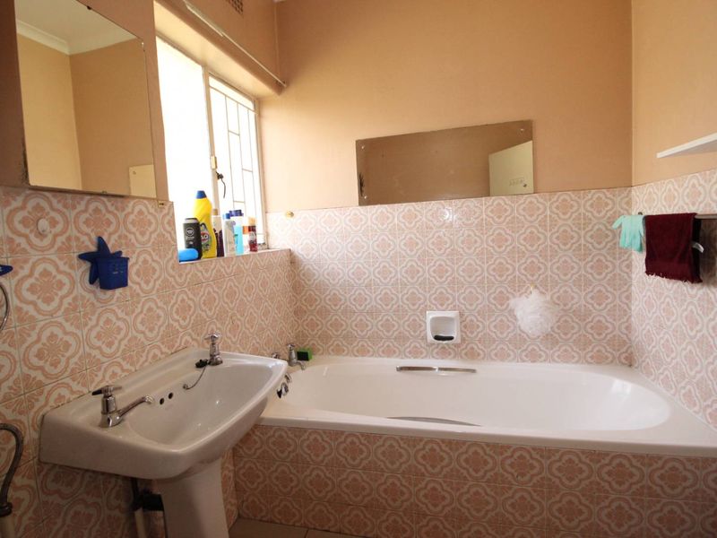 Beautiful home in good area - Photo 10