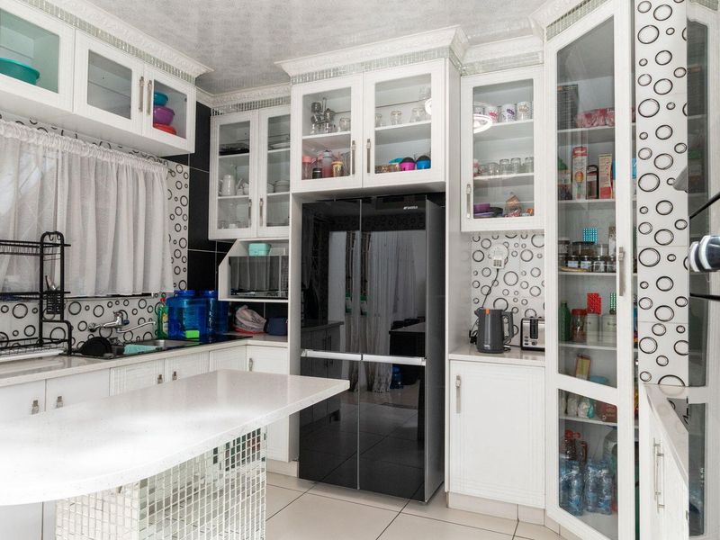 Open-Plan Elegance: Your Dream Townhouse Awaits! - Photo 9