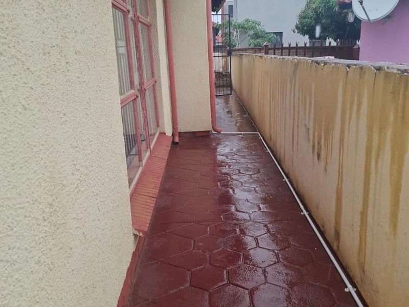 2 Bedroom House for sale - Photo 2