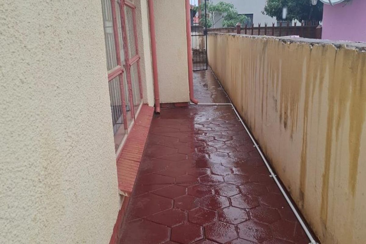 2 Bedroom House for sale - Photo 2