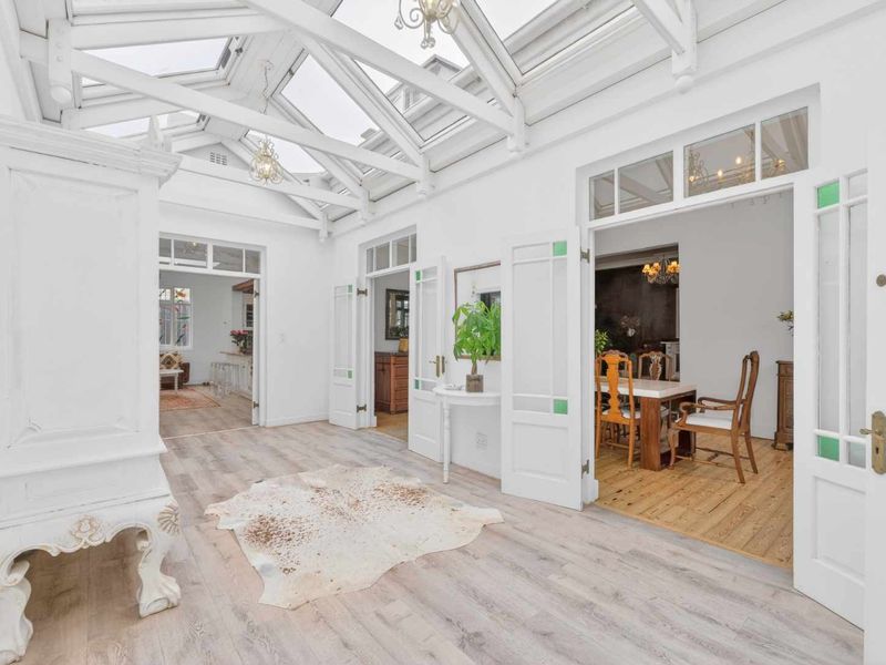 Character Family Home in Tamboerskloof - Photo 2