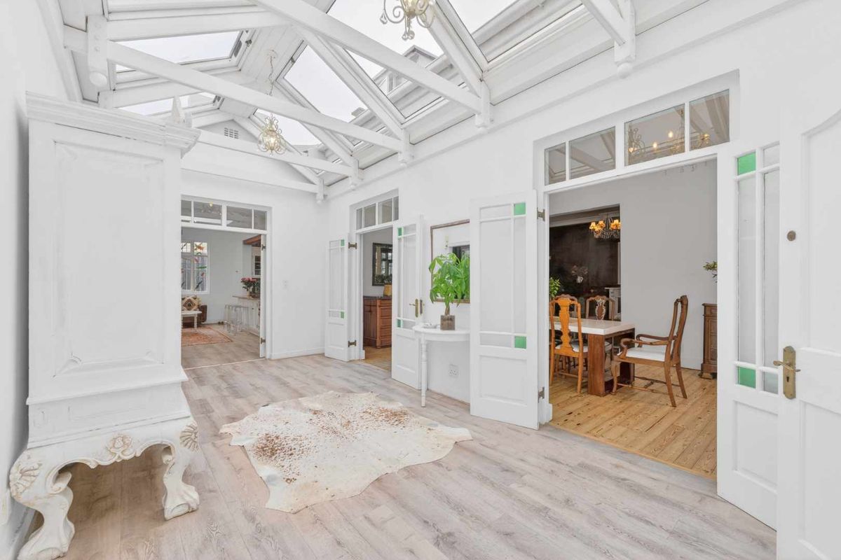 Character Family Home in Tamboerskloof - Photo 2