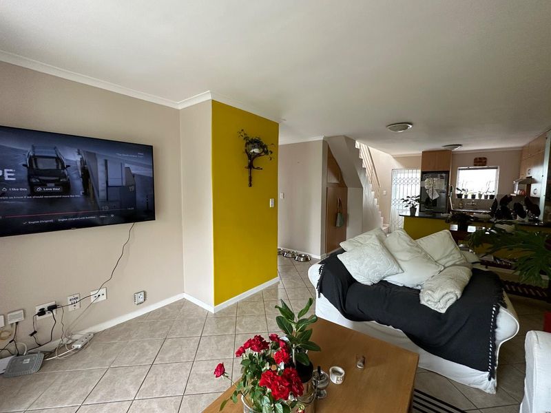 Spacious Townhouse In Popular Security Estate - Photo 7