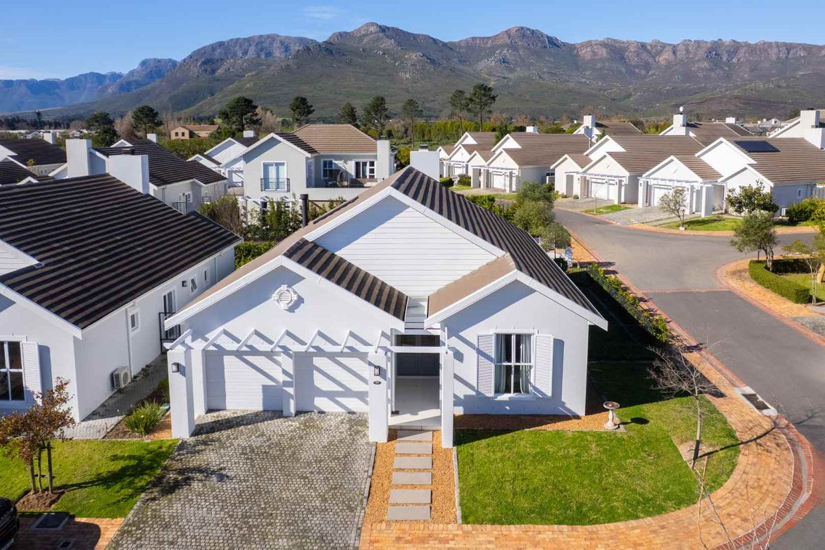 Elegant Three-Bedroom Home in The Vines on Val de Vie Estate - Photo 4