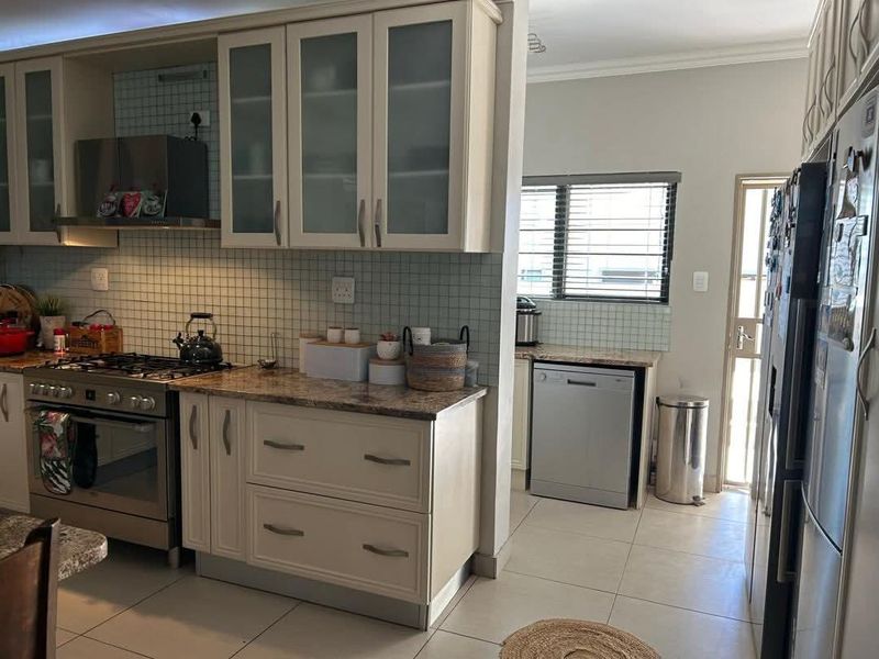 Truly impressive double-storey home - spacious, luxurious and one of a kind!!! - Photo 10