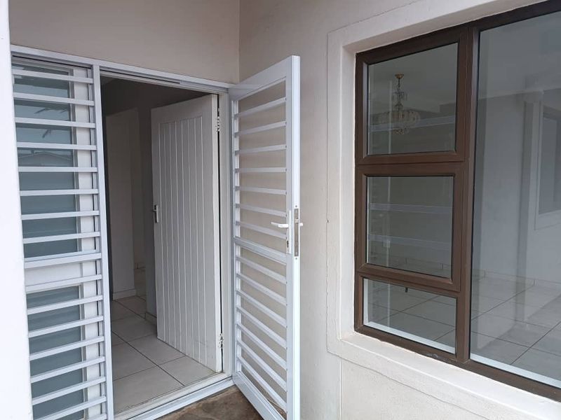 Newly Renovated Family Home - Photo 2