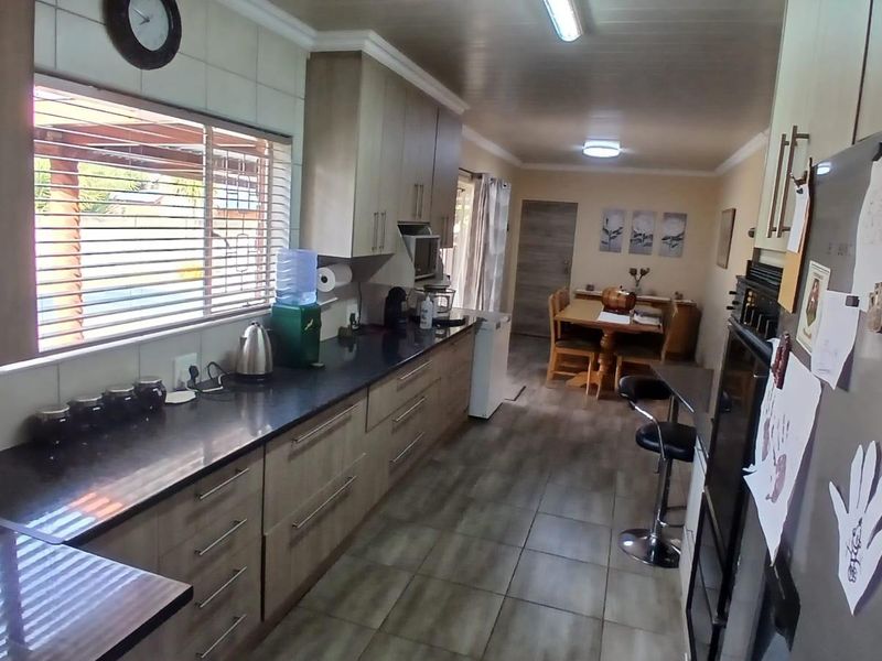 Beautiful 3 Bedroom house for sale - Photo 6