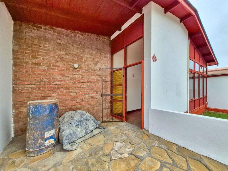 Lagoon, Walvis Bay:  Old 3 Bedr Dame with 2 Bedr Flat is for Sale - Photo 2