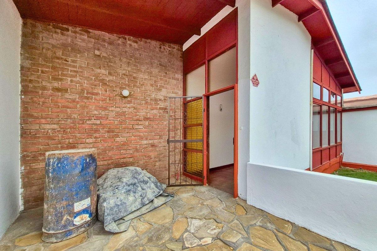 Lagoon, Walvis Bay:  Old 3 Bedr Dame with 2 Bedr Flat is for Sale - Photo 2