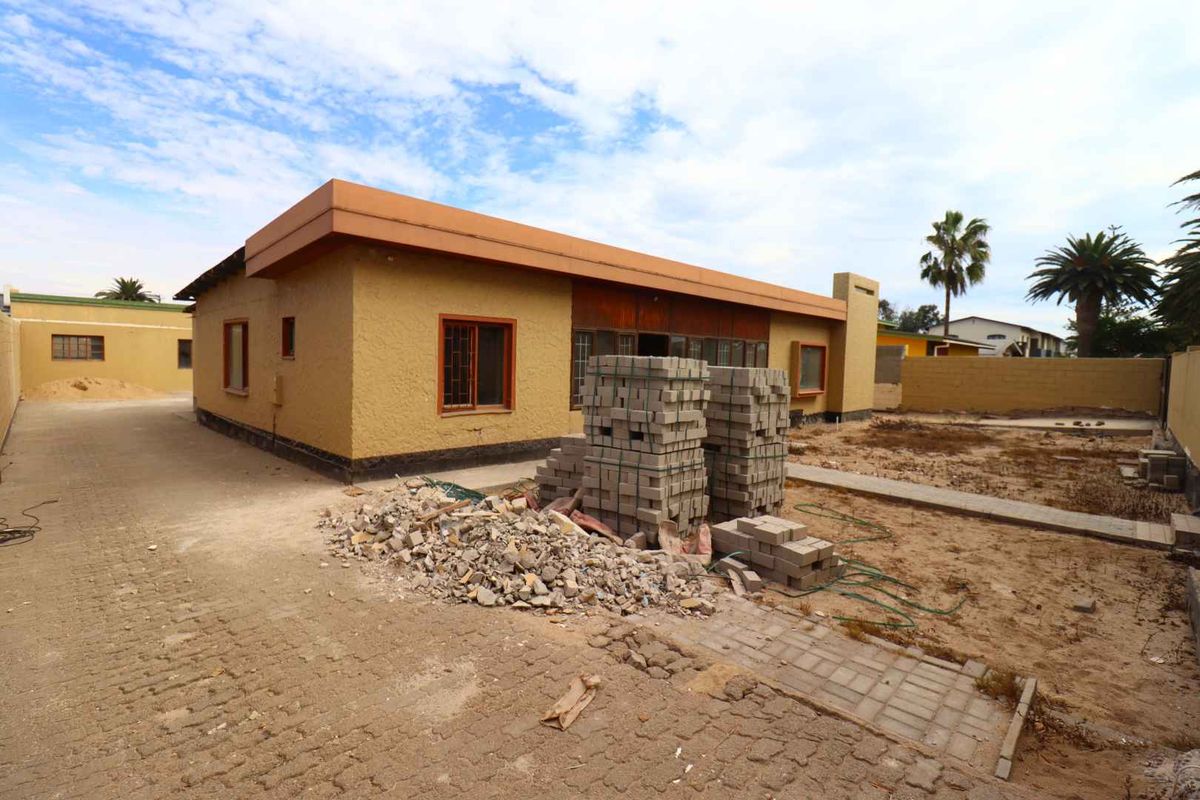 Prime Renovation Opportunity in Swakopmund – Unbeatable Location - Photo 5