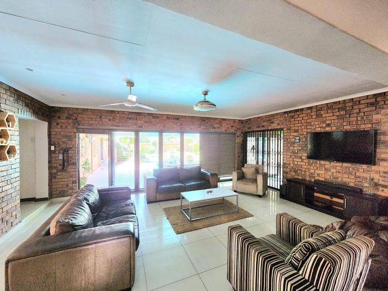 Exclusive Home in Sunward Park - Photo 4