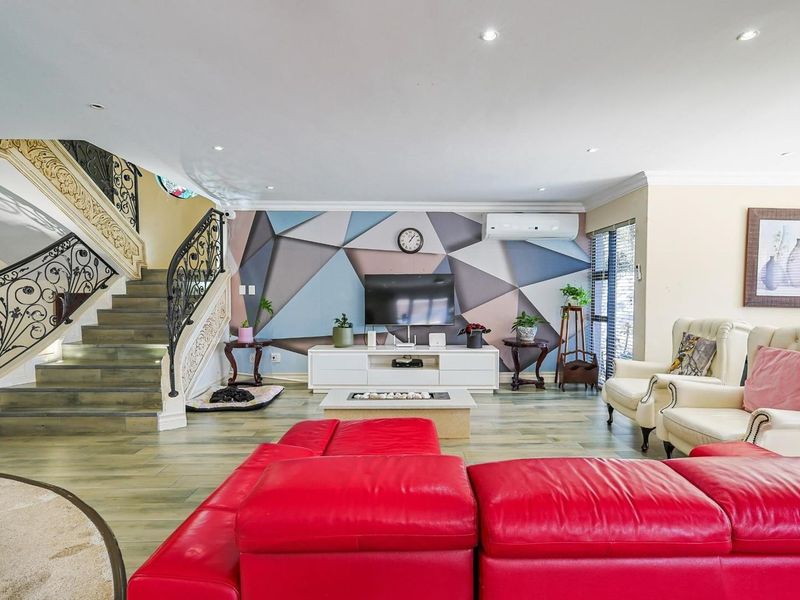 Modern Furnished 3-Bedroom Home with Pool, Cinema Room & Luxurious Finishes - Photo 4