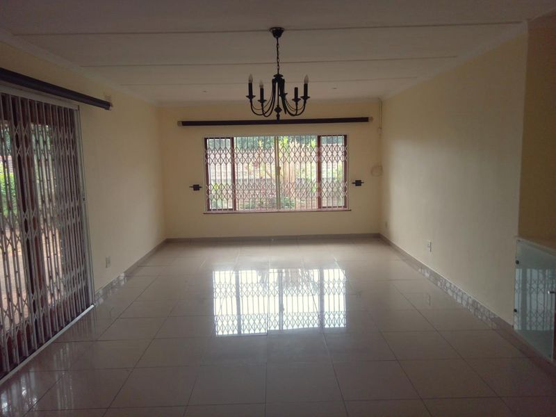 Spacious and well maintained 2 bedroom 2 bathroom simplex - Photo 4