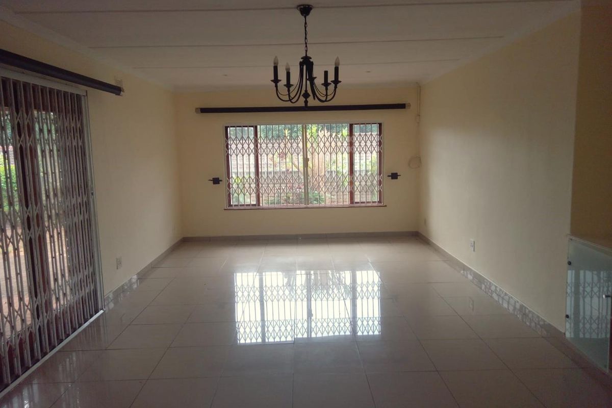 Spacious and well maintained 2 bedroom 2 bathroom simplex - Photo 4