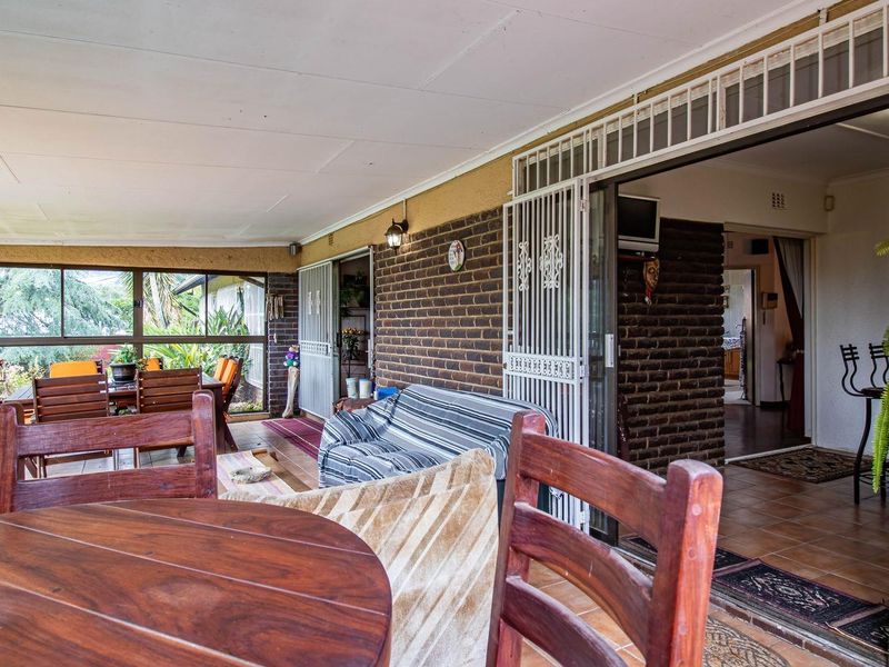 Spacious 4-Bedroom Family Home on a 2,136m2 Corner Stand in Northcliff - Photo 9