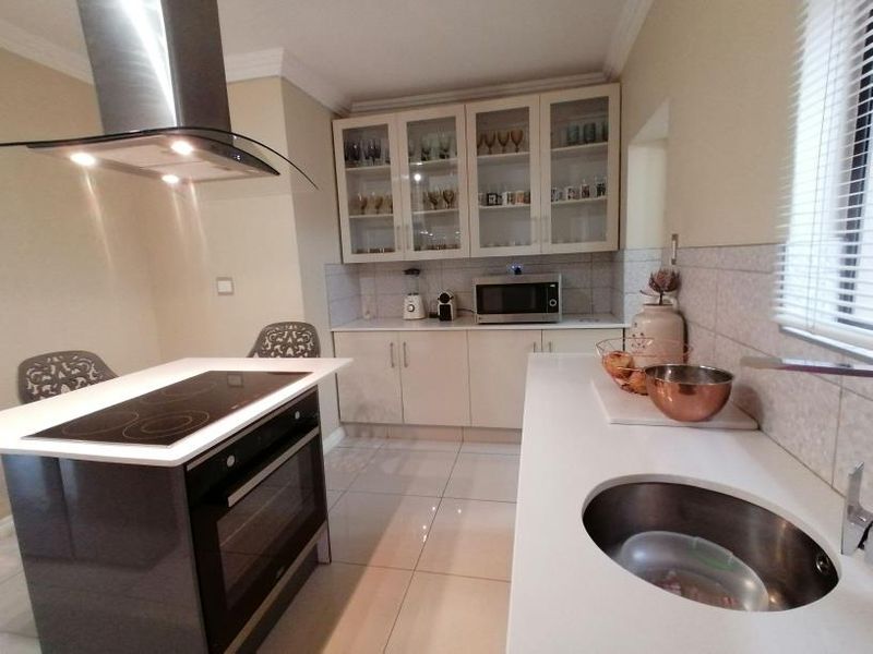 Stylish 4 bedroom family home in secure estate in Pinehaven - Photo 8