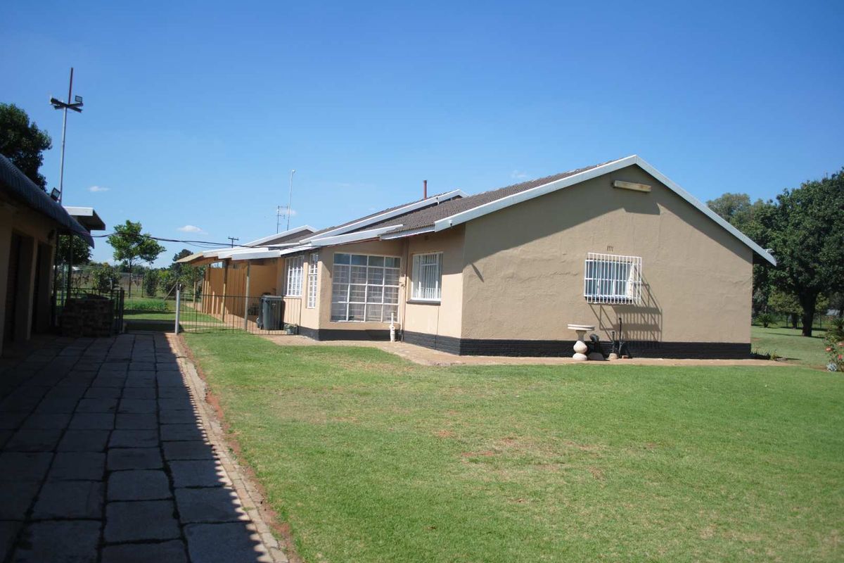 Feast your eyes on this lovely property well suited for Bonafide farming or as an Equestrian property - Photo 2