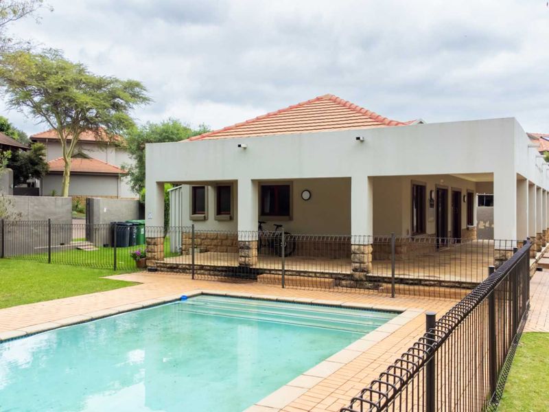 Modern Newly Renovated Ground-Floor Apartment in Tranquil Crowthorne Village with Country Living Charm - Photo 2