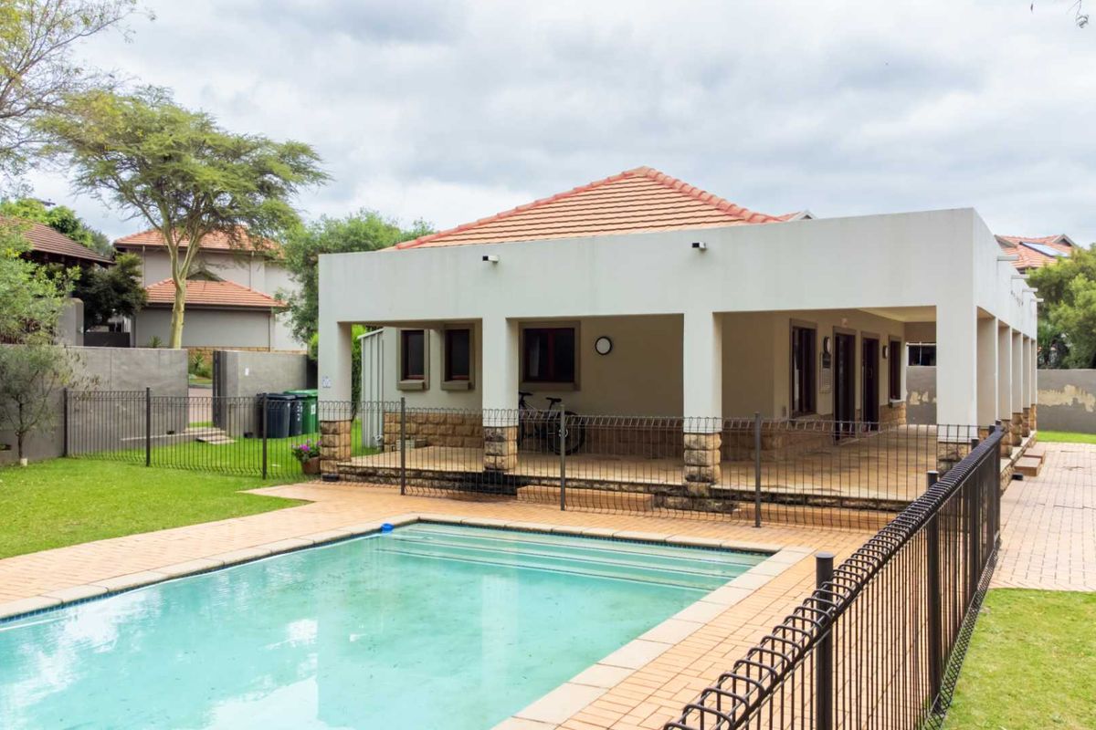 Modern Newly Renovated Ground-Floor Apartment in Tranquil Crowthorne Village with Country Living Charm - Photo 2