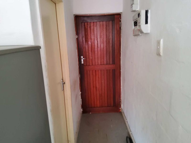 **Charming 3-Bedroom Flat in Secure, Family-Friendly Complex** - Photo 3