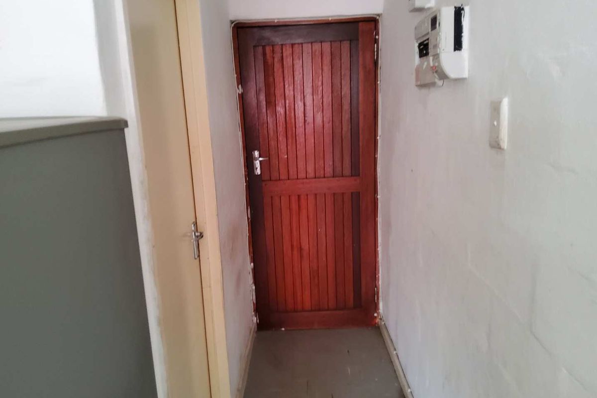 **Charming 3-Bedroom Flat in Secure, Family-Friendly Complex** - Photo 3