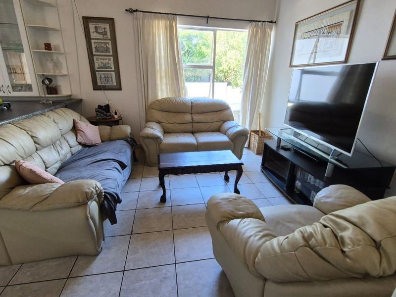 Spacious family home in quiet street - Photo 3