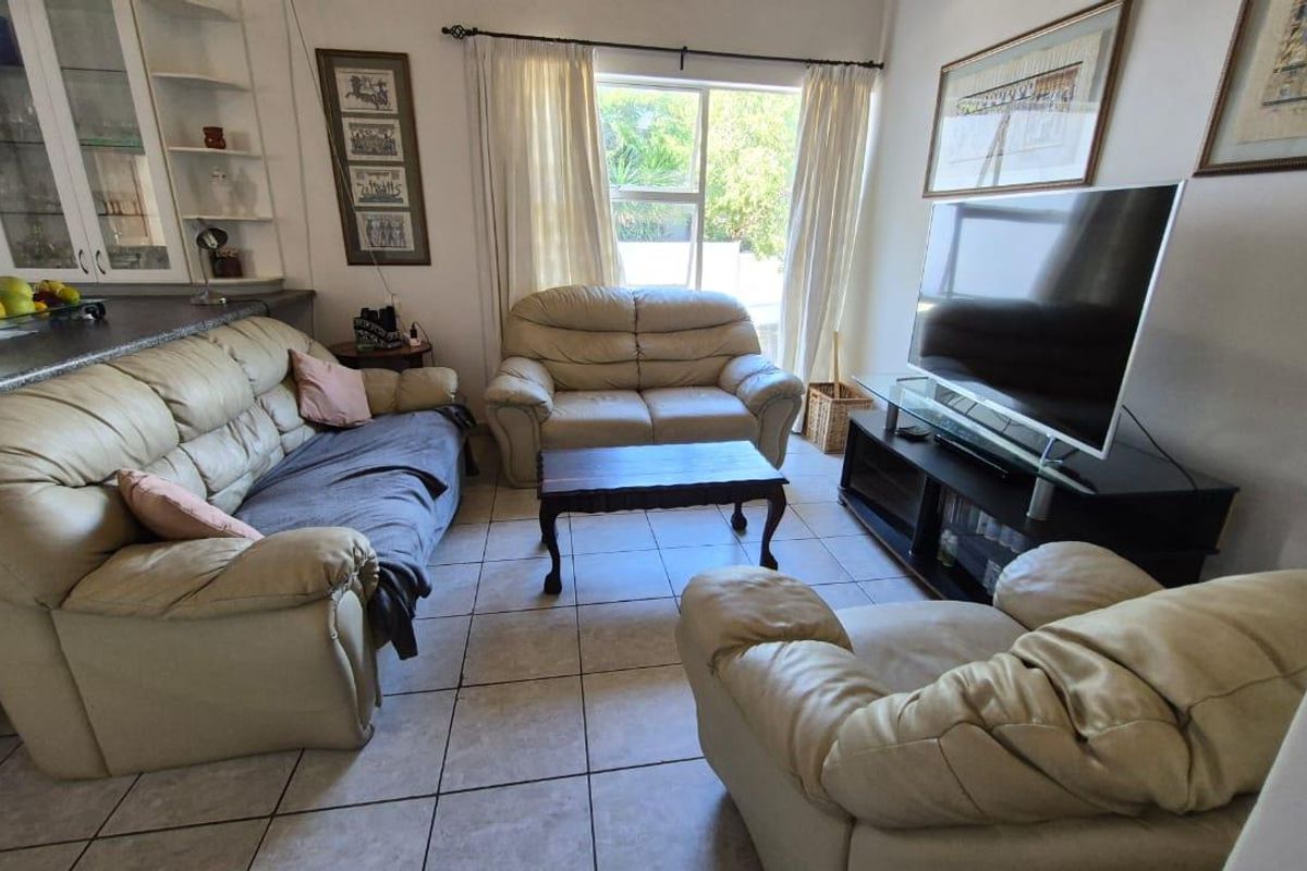 Spacious family home in quiet street - Photo 3