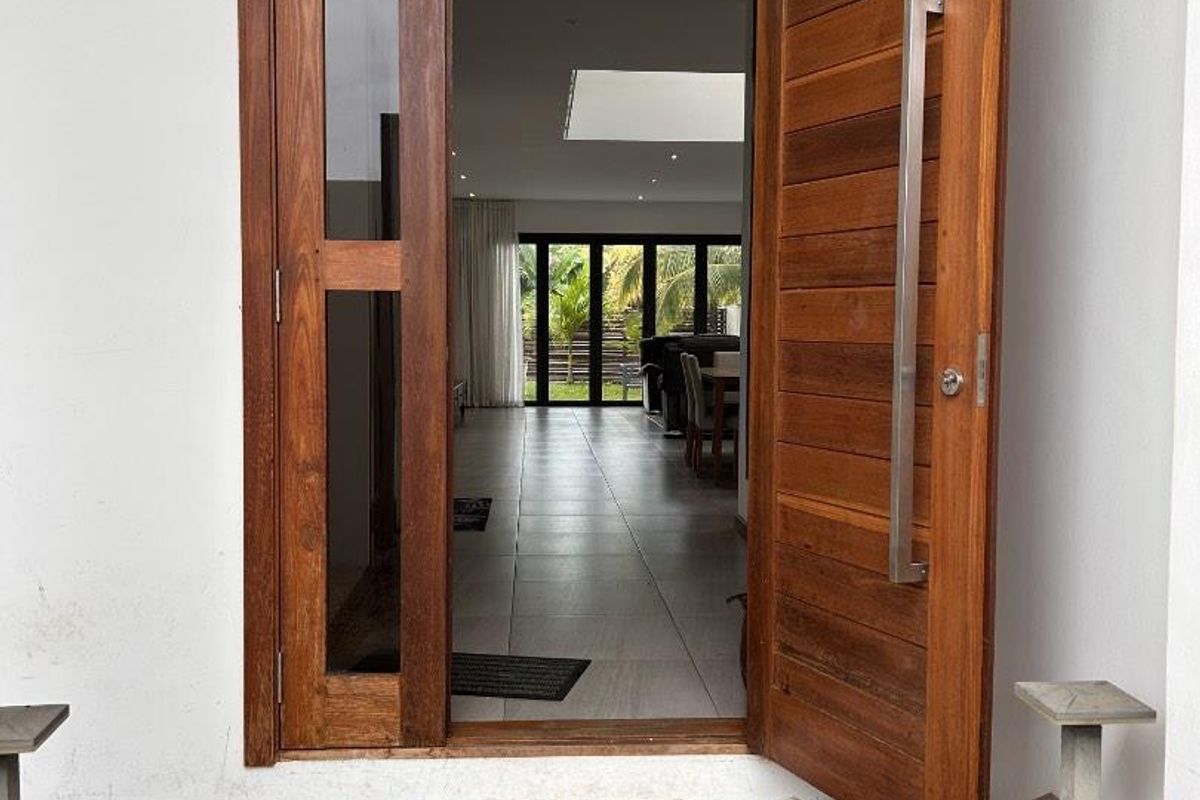 4-Bedroom Duplex Family Home with Swimming Pool - Photo 5