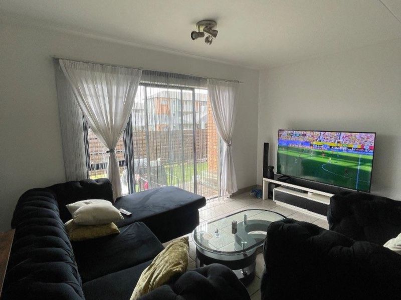 Family-Friendly 4-Bedroom Rental with Outdoor Play Area - Photo 5