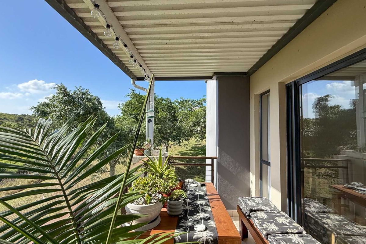 Two bedroom Apartment in Palm Lakes Estate - Photo 2