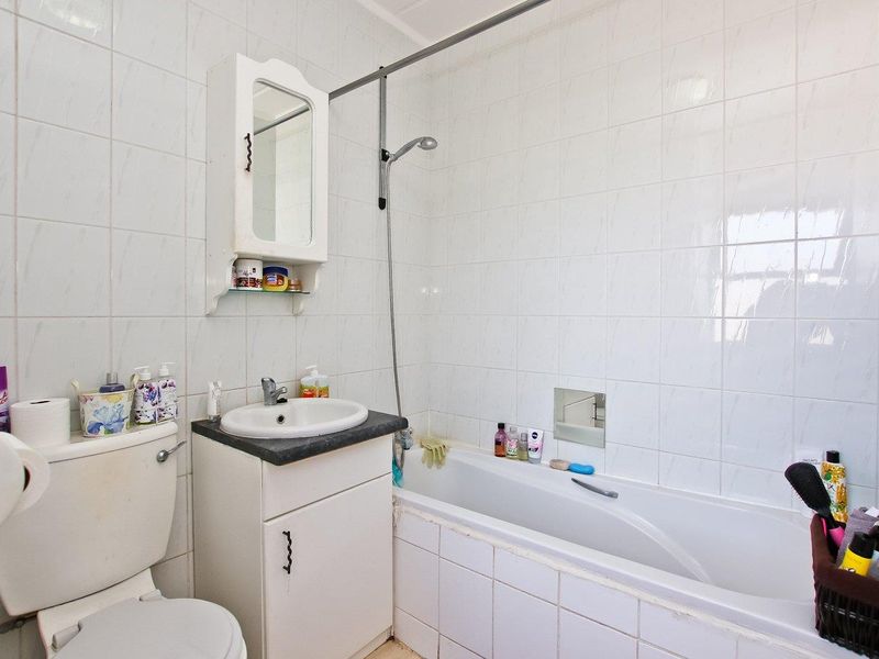 Neat One-Bedroom Garden Apartment – Ideal First Home or Investment! - Photo 8