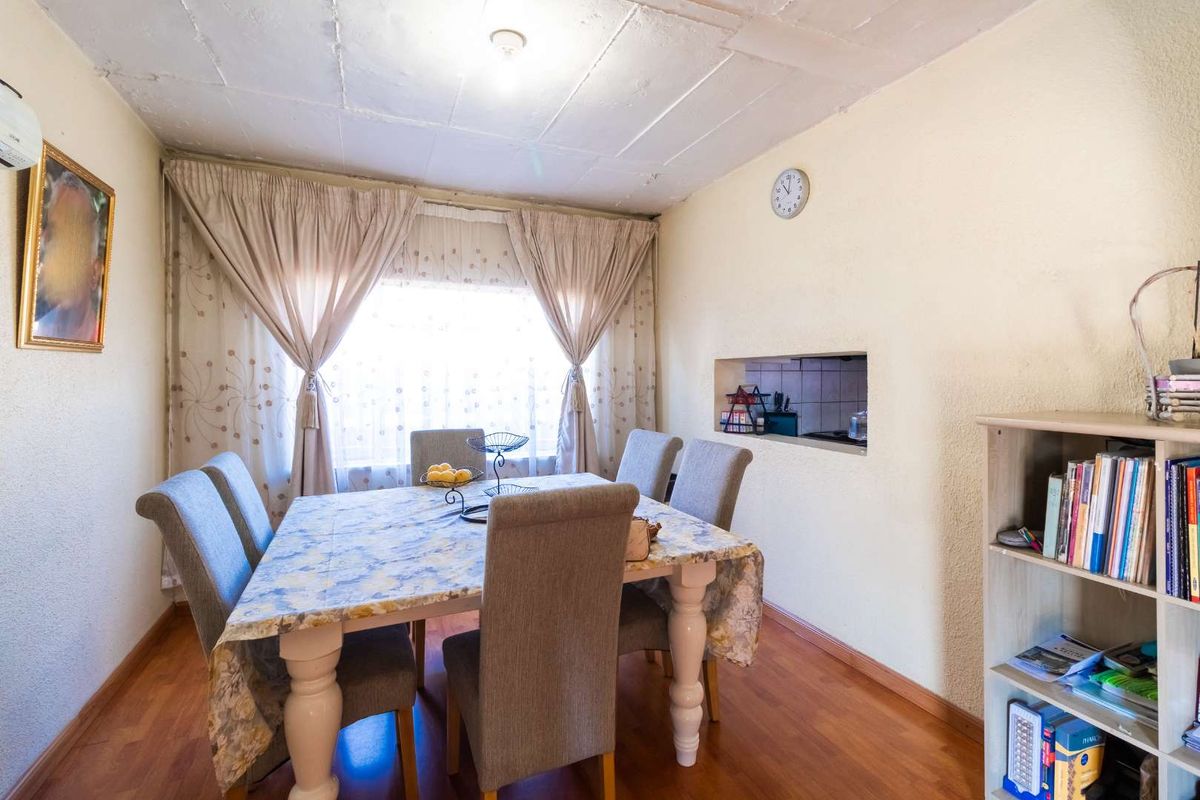 Income generating 3 Bedroom House with 2x Flatlets - Photo 5