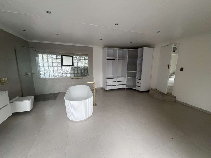 NEWLY REFURBISHED MODERN HOME - Photo 10